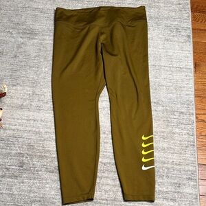 Nike Women’s Swoosh 7/8 leggings in Olive/volt color size XL